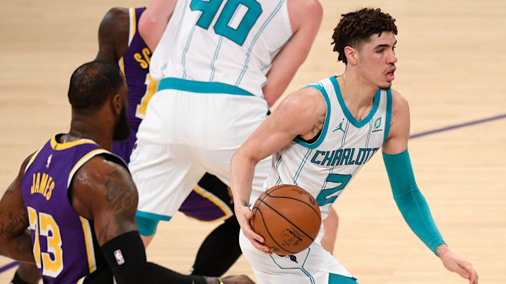 Los Hornets visitan a unos diezmados Lakers en el Staples Center