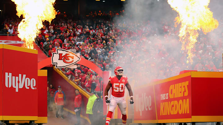 Dec 30, 2018; Kansas City, MO, USA; Kansas City Chiefs linebacker Justin Houston (50) takes the field before the game against the Oakland Raiders at Arrowhead Stadium. Mandatory Credit: Jay Biggerstaff-Imagn Images Dec 30, 2018; Kansas City, MO, USA; Kansas City Chiefs linebacker Justin Houston (50) takes the field before the game against the Oakland Raiders at Arrowhead Stadium. Mandatory Credit: Jay Biggerstaff-Imagn Images