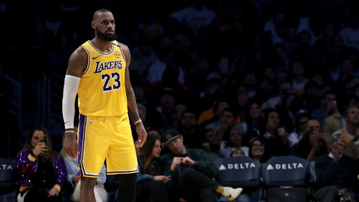 LeBron James se acercó a saludar a la nueva estrella del pitcheo de los Dodgers, Roki Sasaki