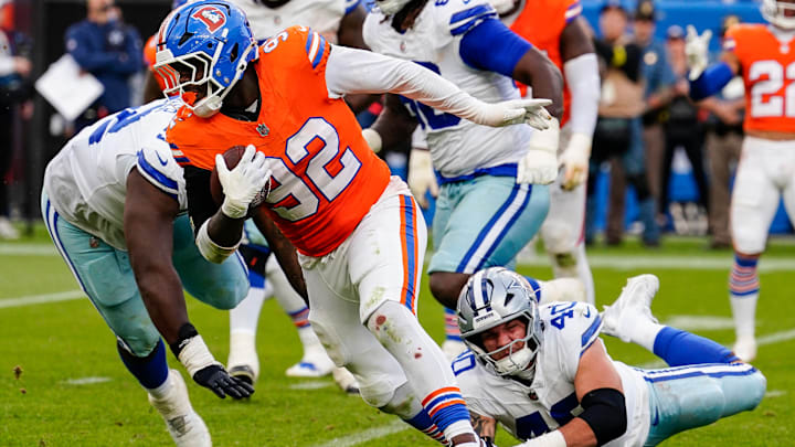 NFL, American Football Herren, USA Football 2025: Dallas Cowboys Vs Denver Broncos Oct 26 October 26, 2025: Denver Broncos linebacker Dondrea Tillman (92) breaks the tackle of Dallas Cowboys running back Hunter Luepke (40) after he intercepted a pass in the fourth quarter of the football game between the Denver Broncos and Dallas Cowboys.