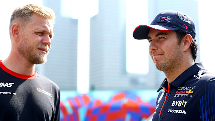 Kevin Magnussen y Sergio "Checo" Pérez, antes de una carrera de la Fórmula 1