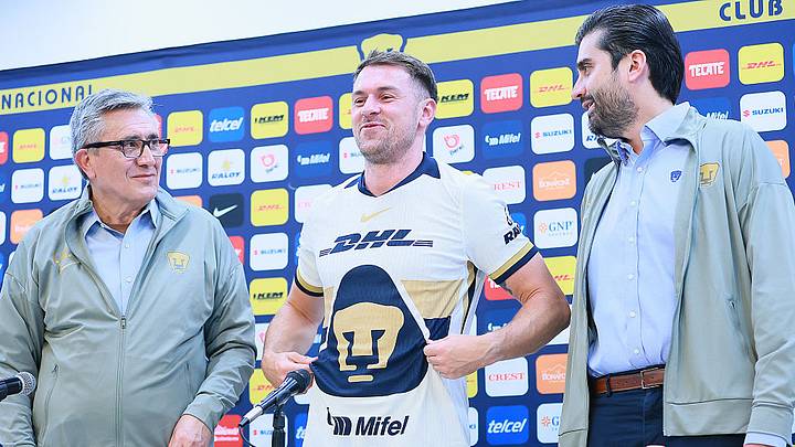 Aaron Ramsey (c) junto a Luis Raúl González Pérez, presidente del Club Universidad, Eduardo Saracho Sánchez, director de estrategia deportiva.