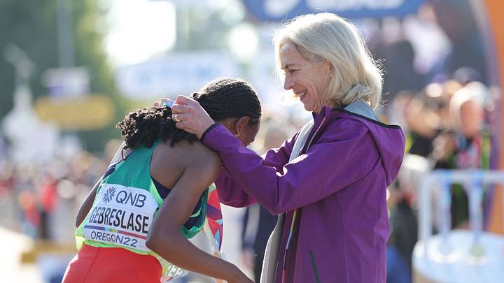 La histórica Katherine Switzer (d) le pone la medalla a la medallista de oro, la etiope Gotytom Gebreslase. La histórica Katherine Switzer (d) le pone la medalla a la medallista de oro, la etiope Gotytom Gebreslase.