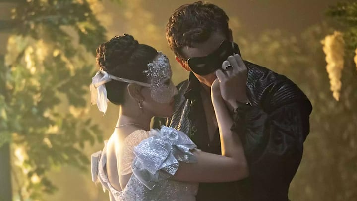 Yerin Ha as Sophie Beckett and Luke Thompson as Benedict Bridgerton.