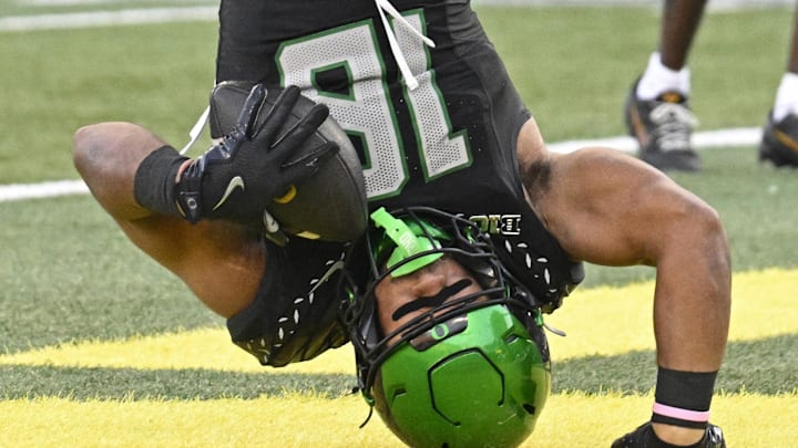 Nov 22, 2025; Eugene, Oregon, USA; Oregon Ducks tight end Kenyon Sadiq (18) catches a pass for a touch down during the second half at Autzen Stadium. Mandatory Credit: Troy Wayrynen-Imagn Images