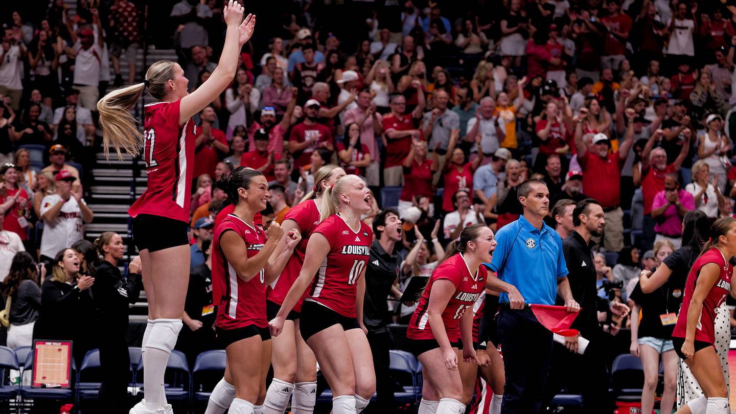 #5 Volleyball Cards Turn Up the Heat After Set Two Slip, Roll Past Missouri in 4 Sets