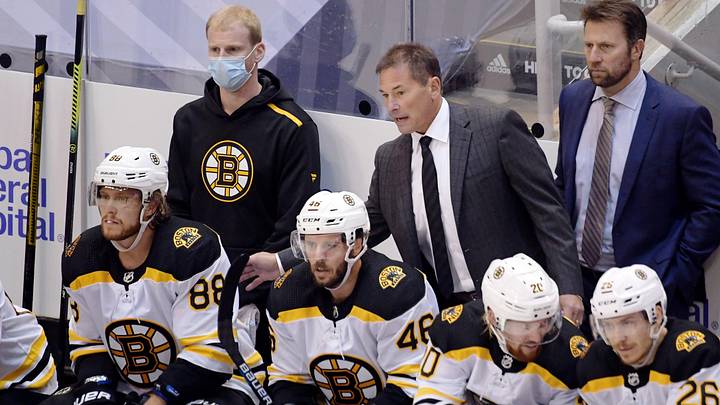 Aug 31, 2020; Toronto, Ontario, CAN; Boston Bruins head coach Bruce Cassidy talks with right wing David Pastrnak (left) during the second period in game five of the second round of the 2020 Stanley Cup Playoffs against the Tampa Bay Lightning at Scotiabank Arena. Mandatory Credit: Dan Hamilton-Imagn Images