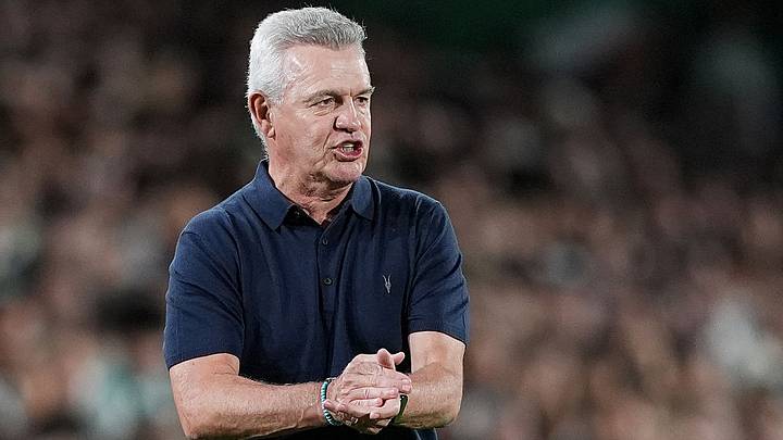 Javier Aguirre, director técnico del Valencia CF, durante su debut en LaLiga EA Sports frente al Racing de Santander en El Sardinero. Javier Aguirre, director técnico del Valencia CF, durante su debut en LaLiga EA Sports frente al Racing de Santander en El Sardinero.