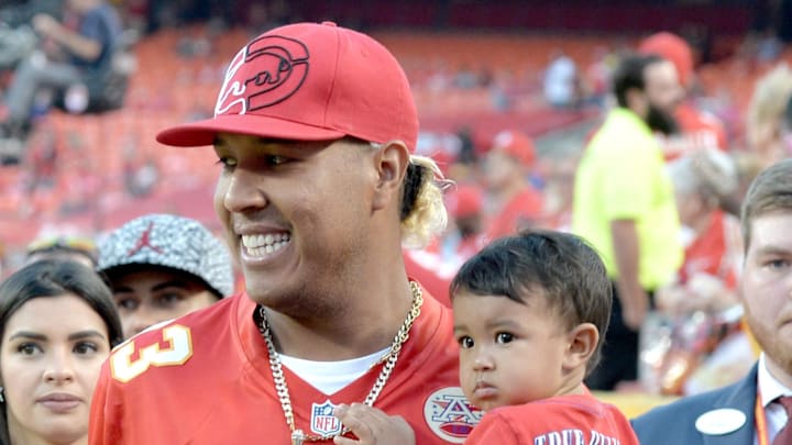 El receptor de los Kansas City Royals Salvador Pérez asiste a los juegos de NFL con sus hijos