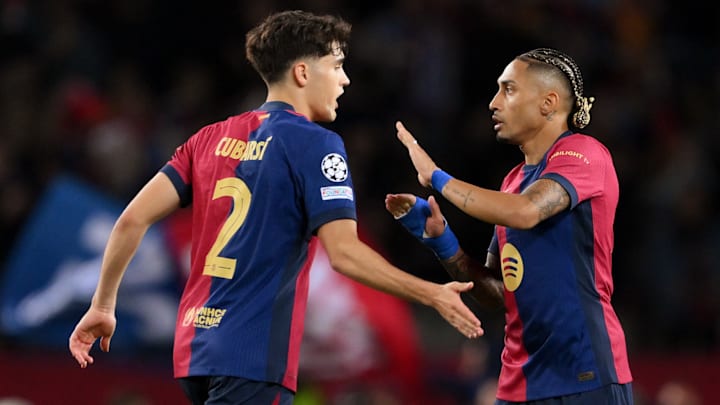 Pau Cubarsí felicita a Raphinha por su anotación