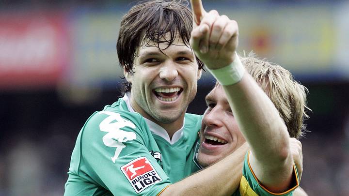 Diego und Mertesacker kicken mit den Werder-Legenden Diego und Mertesacker kicken mit den Werder-Legenden