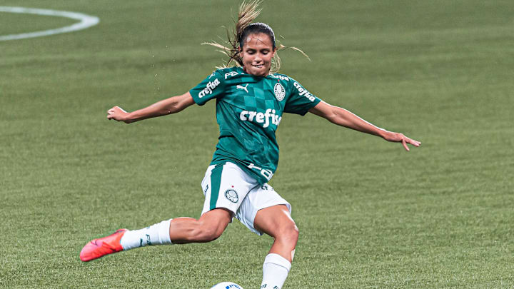 Duda Santos anotou os dois gols da histórica vitória no derby 