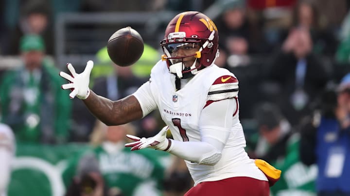 Former Washington Commanders wide receiver Deebo Samuel (1) makes a catch during the second quarter against the Philadelphia Eagles at Lincoln Financial Field. 