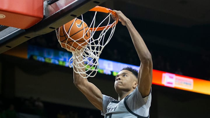Oregon guard Kwame Evans Jr. dunks the ball as the Oregon Ducks host the Washington Huskies.