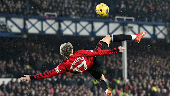 Alejandro Garnacho en el momento exacto en el que rompe el marcador con una chilena frente al Everton 