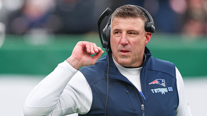 Dec 28, 2025; East Rutherford, New Jersey, USA; New England Patriots head coach Mike Vrabel looks on during the first half against the New York Jets at MetLife Stadium. Mandatory Credit: Vincent Carchietta-Imagn Images Dec 28, 2025; East Rutherford, New Jersey, USA; New England Patriots head coach Mike Vrabel looks on during the first half against the New York Jets at MetLife Stadium. Mandatory Credit: Vincent Carchietta-Imagn Images