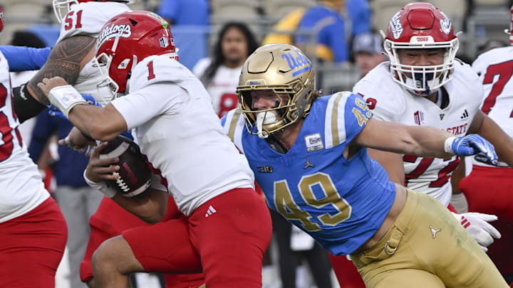 UCLA Bruins linebacker Carson Schwesinger (49).