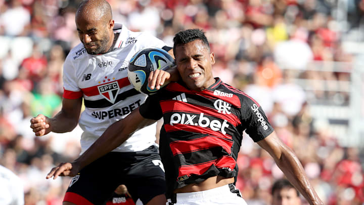 Flamengo e São Paulo se enfrentam no Maracanã Flamengo e São Paulo se enfrentam no Maracanã