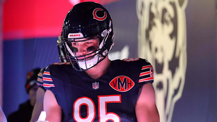 Chicago Bears tight end Cole Kmet (85) takes the field before the game Chicago Bears tight end Cole Kmet (85) takes the field before the game
