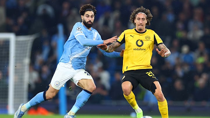 Fabio Silva im Zweikampf mit Manchester Citys Josko Guardiol Fabio Silva im Zweikampf mit Manchester Citys Josko Guardiol