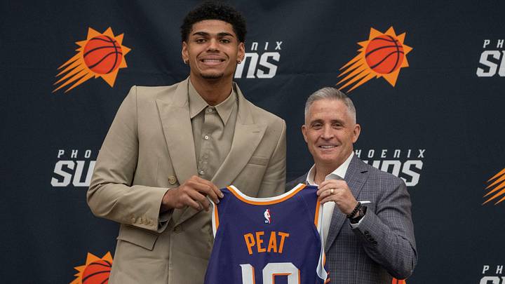 Koa Peat (left) with Suns GM Brian Gregory during an introductory press conference at the Verizon 5G Performance Center, in Phoenix, on June 26, 2026.