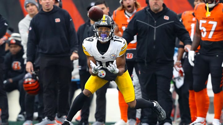 Pittsburgh Steelers wide receiver Calvin Austin III (19) 