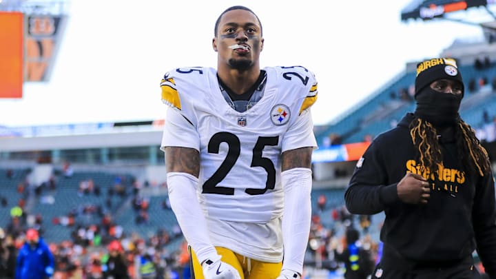 Dec 1, 2024; Cincinnati, Ohio, USA; Pittsburgh Steelers safety DeShon Elliott (25) runs off the field after the victory over the Cincinnati Bengals at Paycor Stadium. Mandatory Credit: Katie Stratman-Imagn Images Dec 1, 2024; Cincinnati, Ohio, USA; Pittsburgh Steelers safety DeShon Elliott (25) runs off the field after the victory over the Cincinnati Bengals at Paycor Stadium. Mandatory Credit: Katie Stratman-Imagn Images