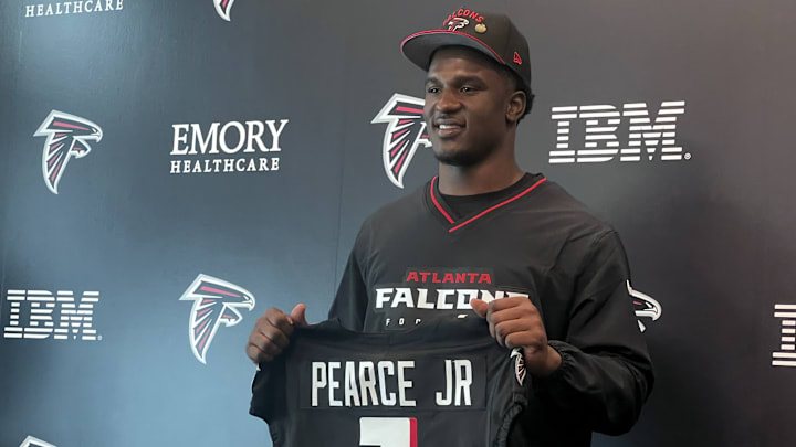 The Atlanta Falcons signed 2025 first-round draft pick James Pearce Jr. to his rookie contract Monday.