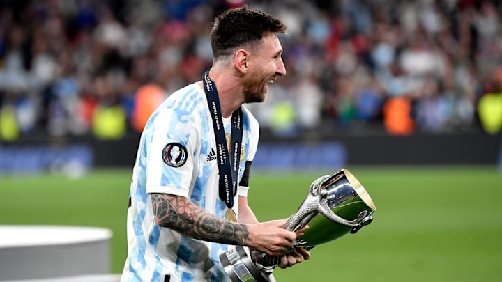 Lionel Messi avec le trophée de la Copa Amercia Lionel Messi avec le trophée de la Copa Amercia