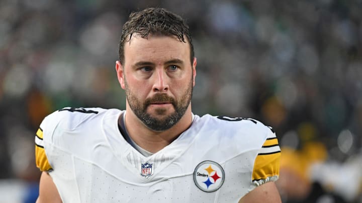 Dec 15, 2024; Philadelphia, Pennsylvania, USA; Pittsburgh Steelers defensive tackle Dean Lowry (94) on the sidelines against the Philadelphia Eagles at Lincoln Financial Field. Mandatory Credit: Eric Hartline-Imagn Images