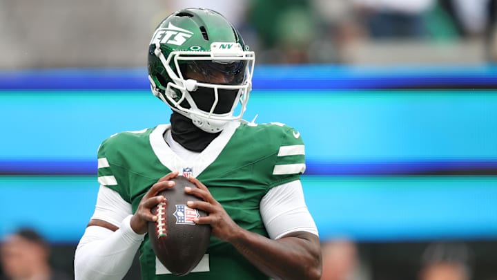 New York Jets quarterback Tyrod Taylor (2) warms up before the game against the Cleveland Browns at MetLife Stadium. 
