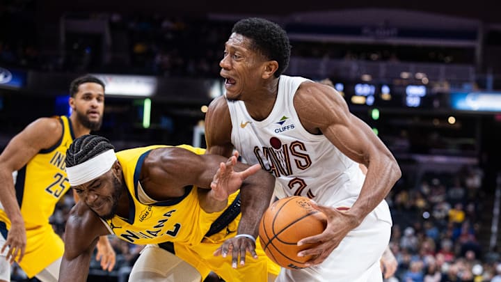 Dec 1, 2025; Indianapolis, Indiana, USA; Cleveland Cavaliers forward De'Andre Hunter (12) dribbles the ball while Indiana Pacers forward Jarace Walker (5) defends in the first half at Gainbridge Fieldhouse. Mandatory Credit: Trevor Ruszkowski-Imagn Images Dec 1, 2025; Indianapolis, Indiana, USA; Cleveland Cavaliers forward De'Andre Hunter (12) dribbles the ball while Indiana Pacers forward Jarace Walker (5) defends in the first half at Gainbridge Fieldhouse. Mandatory Credit: Trevor Ruszkowski-Imagn Images