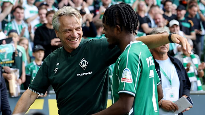 Samuel Mbangula wird von Horst Steffen geherzt