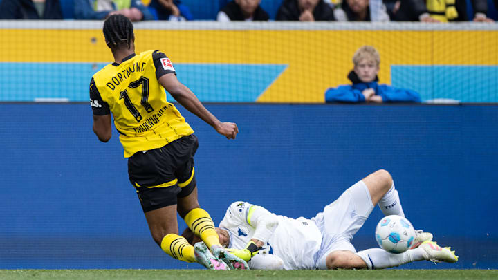 Carney Chukwuemeka (l.) gegen Oliver Baumann: Die Aufreger-Szene des 31. Spieltags Carney Chukwuemeka (l.) gegen Oliver Baumann: Die Aufreger-Szene des 31. Spieltags