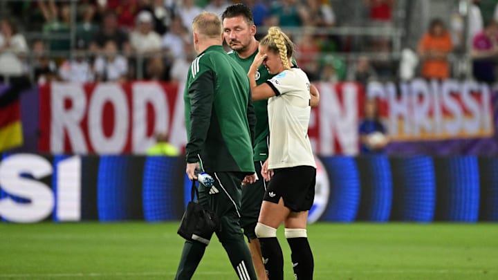 Giulia Gwinn muss verletzt runter