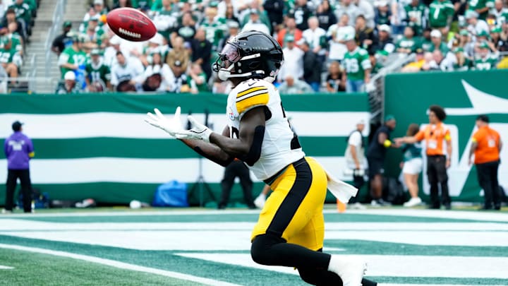 Pittsburgh Steelers running back Kaleb Johnson (20) gets ready to catch the Jets punt and run the ball, Sunday, September 7, 2025, in East Rutherford.