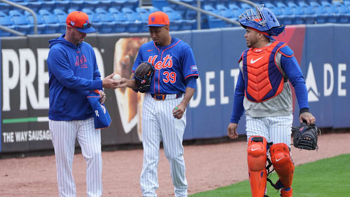 Feb 19, 2024; Port St. Lucie, FL, USA; New York Mets pitching coach Jeremy Hefner, left, hands a ball to relief pitcher Edwin Diaz, center, and catcher Francisco Alvarez to throw batting practice during workouts at spring training. Mandatory Credit: Jim Rassol-Imagn Images Feb 19, 2024; Port St. Lucie, FL, USA; New York Mets pitching coach Jeremy Hefner, left, hands a ball to relief pitcher Edwin Diaz, center, and catcher Francisco Alvarez to throw batting practice during workouts at spring training. Mandatory Credit: Jim Rassol-Imagn Images