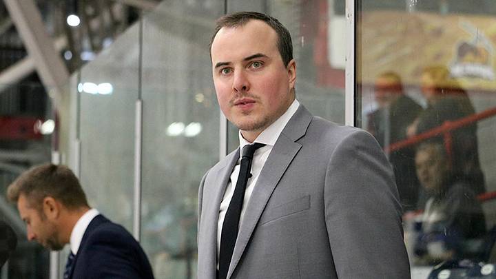 Max Gavin on the bench of the Powassan Voodoos during his stint coaching in the NOJHL. Max Gavin on the bench of the Powassan Voodoos during his stint coaching in the NOJHL.