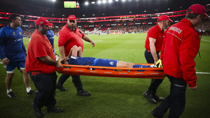 Quentin Merlin sort sur civière