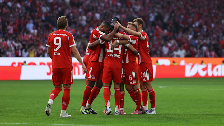 Bayern Munich players celebrating a goal against Hamburg on matchday 3 of the Bundesliga.