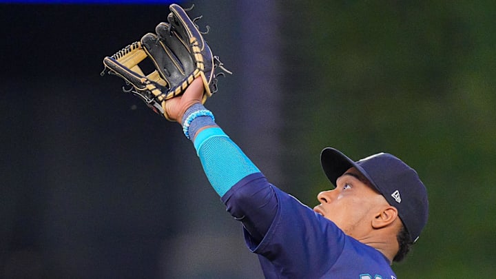 Seattle Mariners second baseman Jorge Polanco (7) fields a fly ball against the Minnesota Twins in the sixth inning at Target Field in 2024.