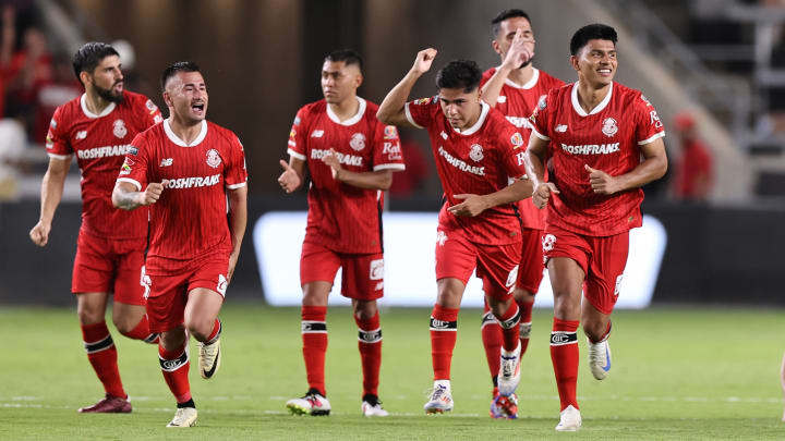 Los jugadores de Toluca celebran tras llevarse la tanda de penales contra Houston Dynamo