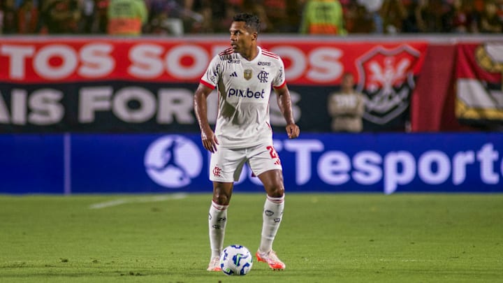 Alex Sandro se recupera de edema muscular na coxa esquerda