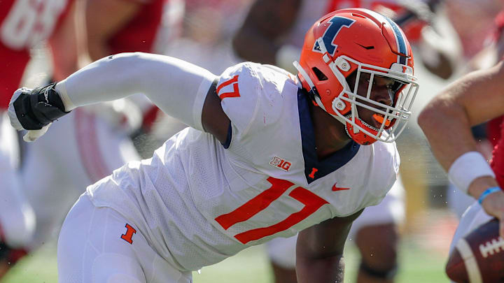 Illinois linebacker Gabe Jacas rushes the passer against Wisconsin.