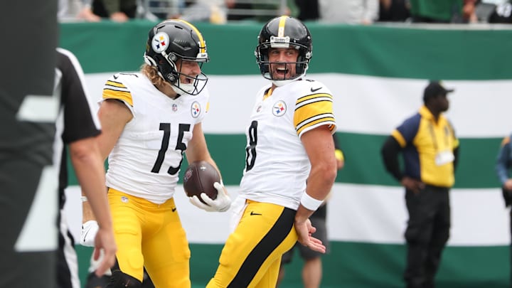 Sep 7, 2025; East Rutherford, New Jersey, USA; Pittsburgh Steelers wide receiver Ben Skowronek (15) celebrates a touchdown with quarterback Aaron Rodgers (8) during the first quarter against the New York Jets at MetLife Stadium. Mandatory Credit: Vincent Carchietta-Imagn Images Sep 7, 2025; East Rutherford, New Jersey, USA; Pittsburgh Steelers wide receiver Ben Skowronek (15) celebrates a touchdown with quarterback Aaron Rodgers (8) during the first quarter against the New York Jets at MetLife Stadium. Mandatory Credit: Vincent Carchietta-Imagn Images