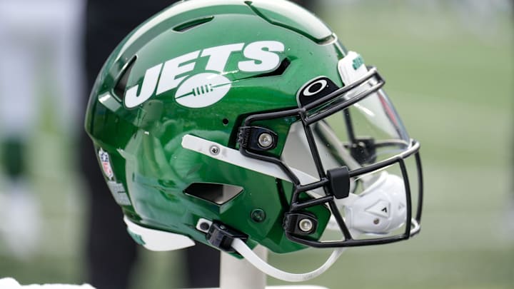 Aug 12, 2023; Charlotte, North Carolina, USA; New York Jets helmet during the second quarter against the Carolina Panthers at Bank of America Stadium. Mandatory Credit: Jim Dedmon-Imagn Images Aug 12, 2023; Charlotte, North Carolina, USA; New York Jets helmet during the second quarter against the Carolina Panthers at Bank of America Stadium. Mandatory Credit: Jim Dedmon-Imagn Images