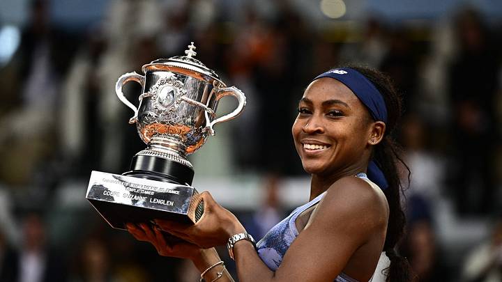 Coco Gauff levanta el trofeo de Roland Garros tras derrotar a Aryna Salalenka. Coco Gauff levanta el trofeo de Roland Garros tras derrotar a Aryna Salalenka.