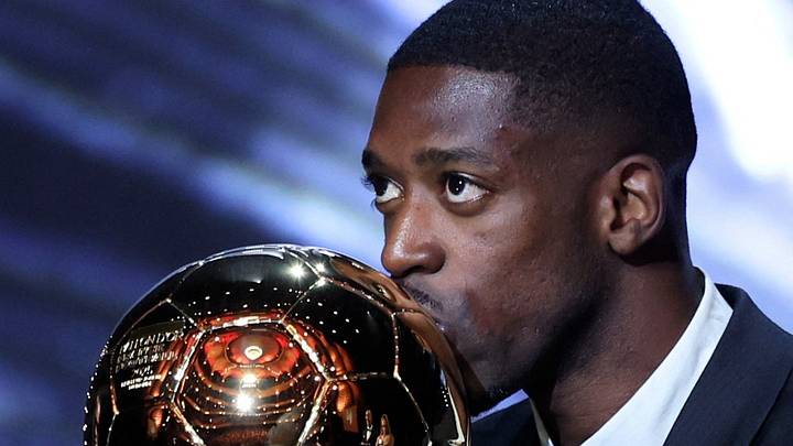 Ousmane Dembélé besa el Balón de Oro.