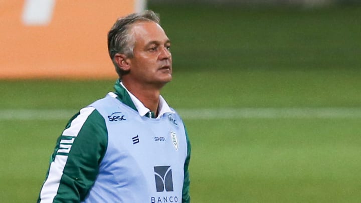 Treinador havia sido contratado no mês de agosto