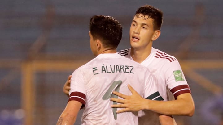 Edson Álvarez y César Montes celebran un gol.